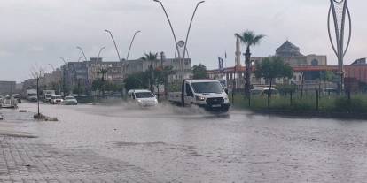 Silopi’de dolu ve sağanak hayatı felç etti: İpekyolu göle döndü