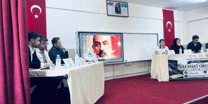 Cizre'deki “Safahat” Panelinde Gençler Akif’in Fikir Dünyasını Ele Aldı