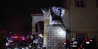 Elazığ'da yıldırımın isabet ettiği cami minaresi yıkıldı