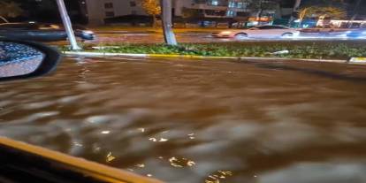 Diyarbakır'da sağanak yolları göle çevirdi