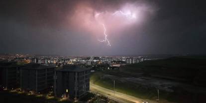 Batman’da şimşekler geceyi aydınlattı
