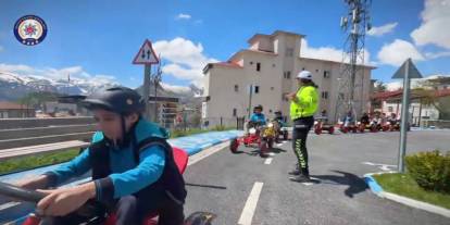 Hakkari polisinden öğrencilere uygulamalı trafik eğitimi
