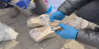 Yüksek ökçelerinden eroin çıktı
