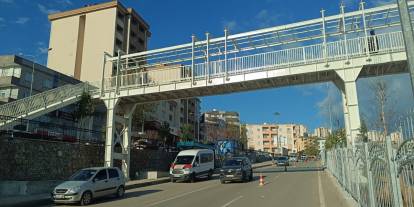 Ne korna sesi ne panik: Şırnak Devlet Hastanesi önünde yayalar üst geçide yönlendirildi