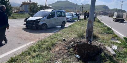 Van'da kamyonet aydınlatma direğine çarptı: 4 yaralı