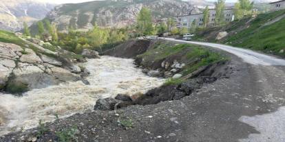 Hakkari’de iki mahalleyi bağlayan yol çöktü