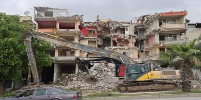 İş makinesine ok gibi saplanan otomobilin genç sürücüsü öldü, 3 kişi yaralandı