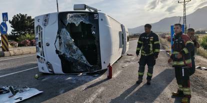 Mersin’de öğrenci servisi devrildi: 17 yaralı