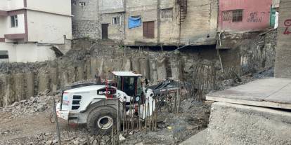 Hakkari’de Korku Dolu Anlar: Fore Kazıklar Devrildi, 2 Bina Havada Askıda Kaldı!