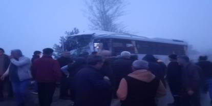 Yolcu midibüsü ile yakıt yüklü tır çarpıştı: 3 yaralı