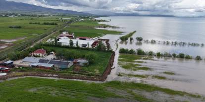 Elazığ'da üreticiler Çiftliklerde sel nöbeti tutuyor