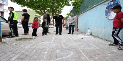 Emniyet Müdürü Volkan Sazak çocuklarla sek sek oynadı