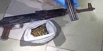 Çatıya gizlenen çuvaldan Kalaşnikof çıktı