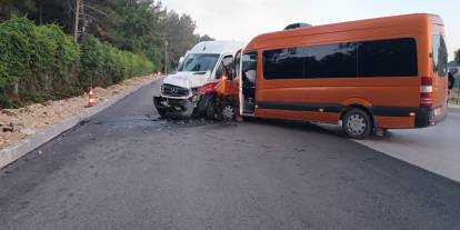 Antalya'da tur minibüsleri çarpıştı, 13 turist yaralandı