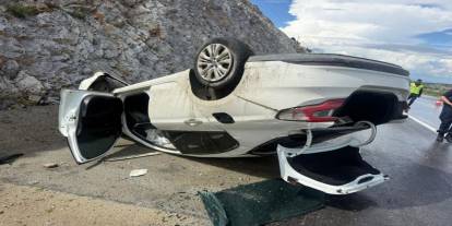 Takla atıp refüje giren otomobilde 4 kişi yaralandı