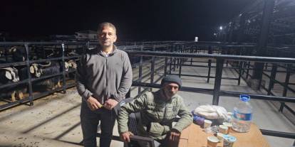 Uykusuz mesai: Geceyi hayvanlarının başında geçiriyorlar