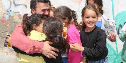 Küçükken hep 'bekledi' şimdi çocuklara ücretsiz dağıtıyor