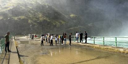 Karakaya Barajı'ndaki su tahliyesi vatandaşların seyirlik manzarası oldu