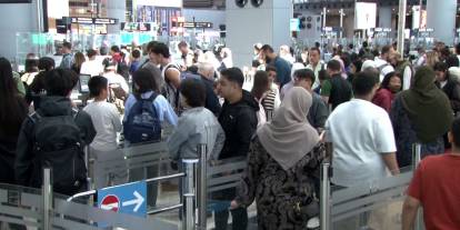 Havalimanı'nda dönüş yoğunluğu başladı