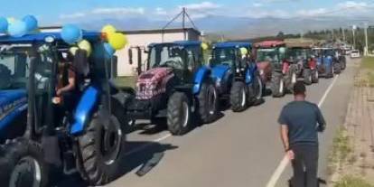 Siirt’te Ezber Bozan Düğünde Lüks Araçlar yerine Traktörle Gelin Almaya gittiler