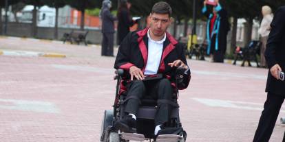 Engel tanımayan azmiyle okulundan mezun oldu