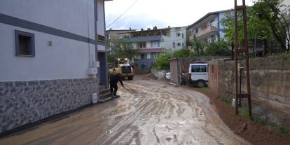 Gümüşhane'de sel nedeniyle bir ev, ahır ve 4 araç zarar gördü