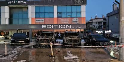 Bakırköy'de 50 milyon TL değerinde 4 otomobil alevlere teslim oldu