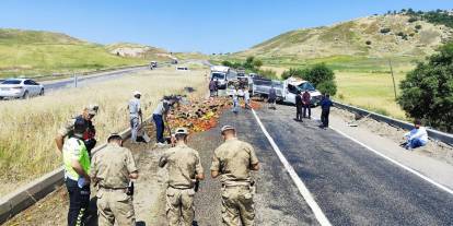 Diyarbakır'da sebze yüklü kamyonetin tekeri patladı: Kasadan savrulan ürünler yolu trafiğe kapattı