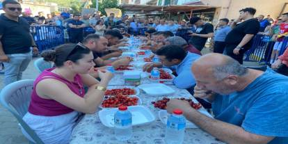 Uluderbent’te Renkli Kiraz Festivali: 5 Dakikada Kilolarca Kiraz Tükettiler!