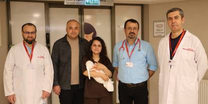 Organları karnının dışında gelişen Asya bebek ameliyatla hayata tutundu