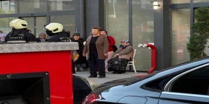 20 Katlı Binada Büyük Panik! Alarm Çaldı, Yüzlerce Kişi Kendini Sokağa Attı
