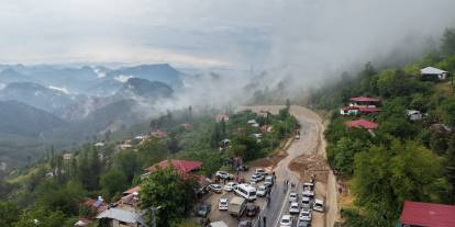 Şiddetli yağış heyelana yol açtı, motosiklet toprak altında kaldı