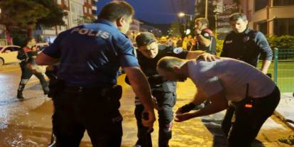 Öfkeli baba, kızını rahatsız eden gencin kulağını kesti: 1'i polis 2 yaralı