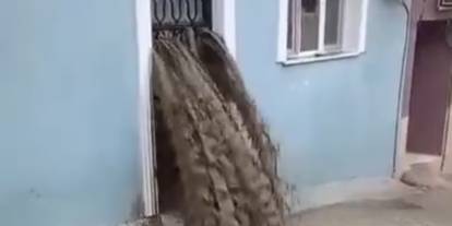 Sel suları evinin içinden geçti: Ölümden döndü