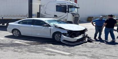 Erzincan'da 3 araçlı trafik kazası güvenlik kamerasına yansıdı