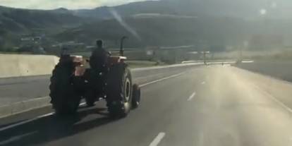 80 kilometre hızla giden aracı sollayan traktör sürücüsü kamerada