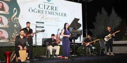 Cizre'de Öğretmenlerden Kulakların Pasını Silen Dev Konser