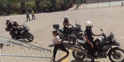Cizre’de YKS’ye Geç Kalan Adayların Yardımına Polis Yetişti