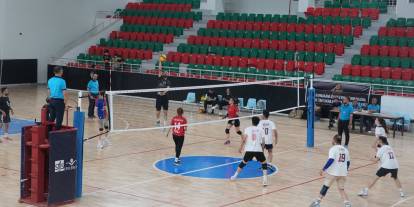 Cizre'de Kurumlar Arası Voleybol Turnuvasında Şampiyon Katran Ortaokulu oldu