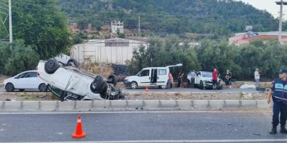 Mersin'de kaza yapan otomobil takla attı: 2 yaralı