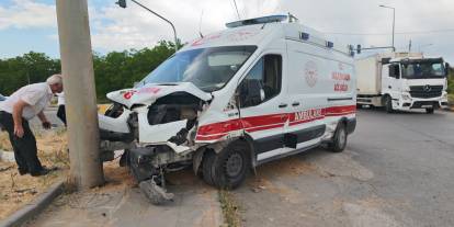 Bitlis’te ambulans ile otomobil çarpıştı: 10 yaralı