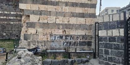 Tarihi Cizre Kalesi’ne Sprey Boyalı Vandallık Görenlerin İçin Sızlattı
