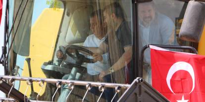 CHP Grup Başkanı Özel, Diyarbakır'da biçerdöverle buğday biçti