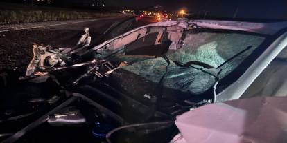 Traktöre çarpan Mercedes hurda yığınına döndü: 4 yaralı