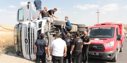 Cizre’de Virajı Alamayan Tır Devrildi: Sürücü Ölümden Döndü