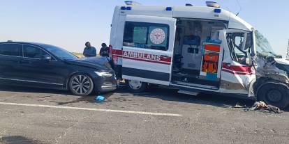 Mardin'de ambulans, tır ve otomobilin karıştığı kazada 3 kişi yaralandı