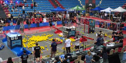Robotlar spor salonunda yarıştı
