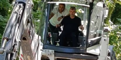 Başkan makamı bıraktı, kepçe koltuğuna geçti