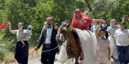 Bitlis’te atlı gelin geleneği renkli görüntüler oluşturdu
