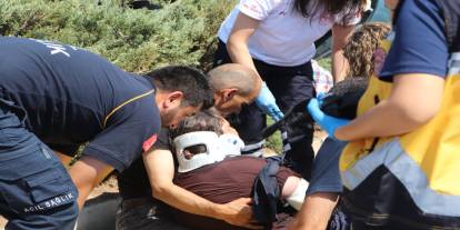 Sürücü, kazada yaralanan eşine sarılarak başında bekledi